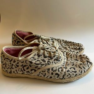 Tom’s Cordones Leopard Print Lace Up Sneakers | Size 8.5